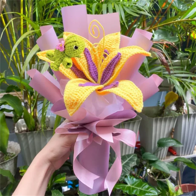 Flor Lírio Amarelo em Crochê com Camaleão — Arranjo Artesanal Decorativo