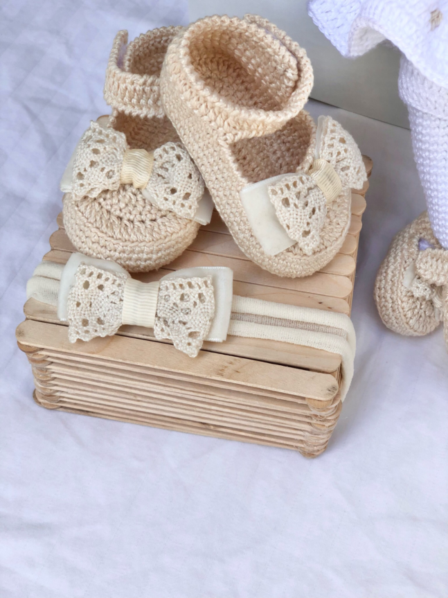 Sandalinha Jardim Encantado em Crochê + Lacinho | Kit Delicado para Bebês