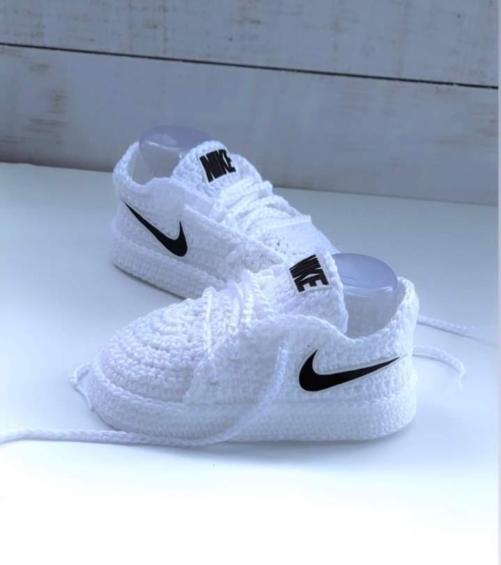 Sapatinho Baby Nike - White n Black | Delicadeza e Estilo para os Primeiros Passinhos - Imagem 2