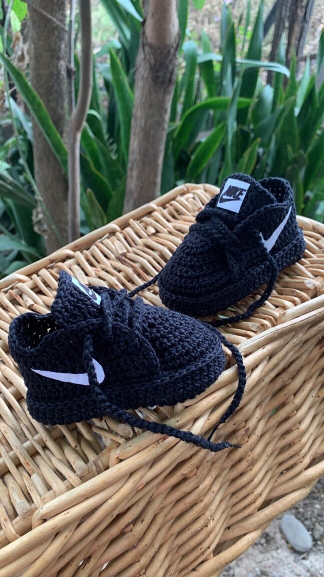 Sapatinho Baby Air Force Black em Crochê | Estilo e Fofura para os Primeiros Lookinhos