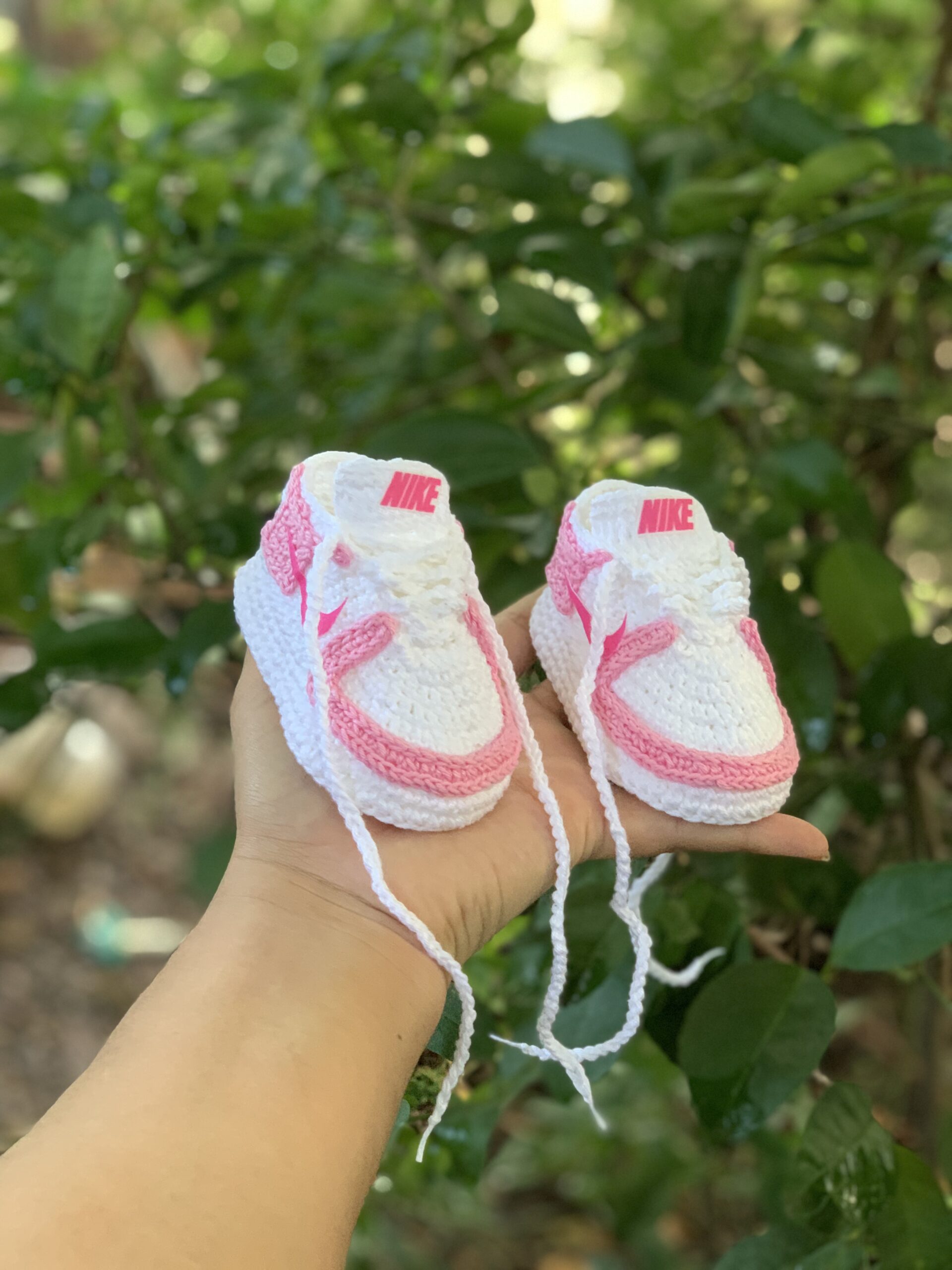 Sapatinho Baby Air Force Rosa em Crochê | Estilo e Fofura para os Primeiros Lookinhos - Imagem 3