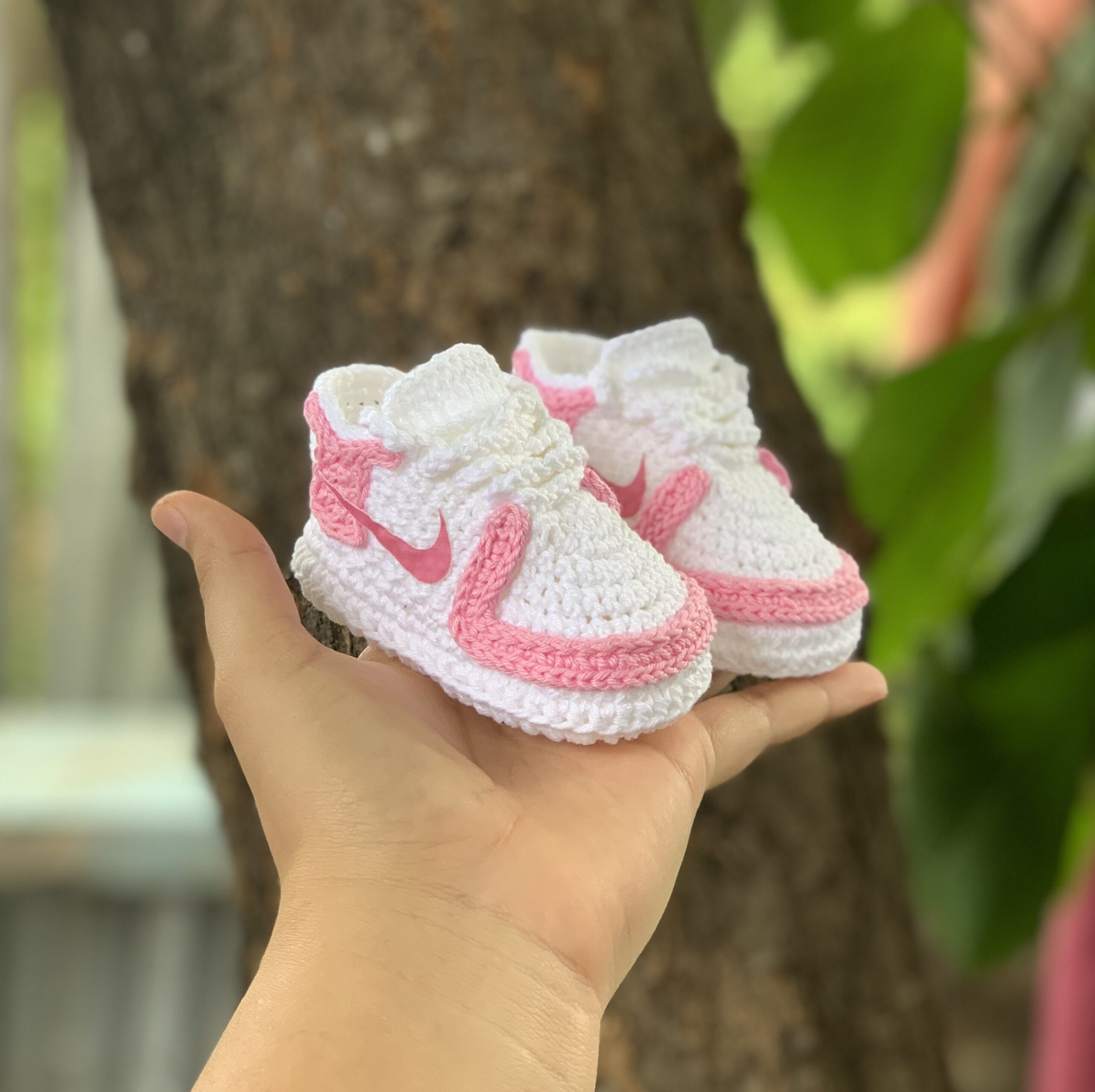 Sapatinho Baby Air Force Rosa em Crochê | Estilo e Fofura para os Primeiros Lookinhos - Imagem 2