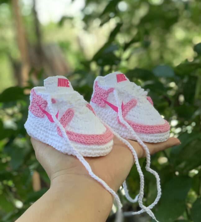Sapatinho Baby Air Force Rosa em Crochê | Estilo e Fofura para os Primeiros Lookinhos