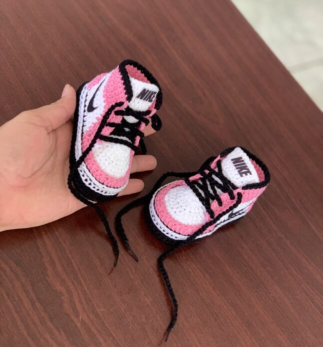 Sapatinho Baby Jordan Style - Rosa - em Crochê | Estilo Esportivo para os Primeiros Lookinhos