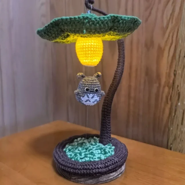 Luminária Totoro em Crochê | Luz Encantada Feita à Mão - Fio Mágico