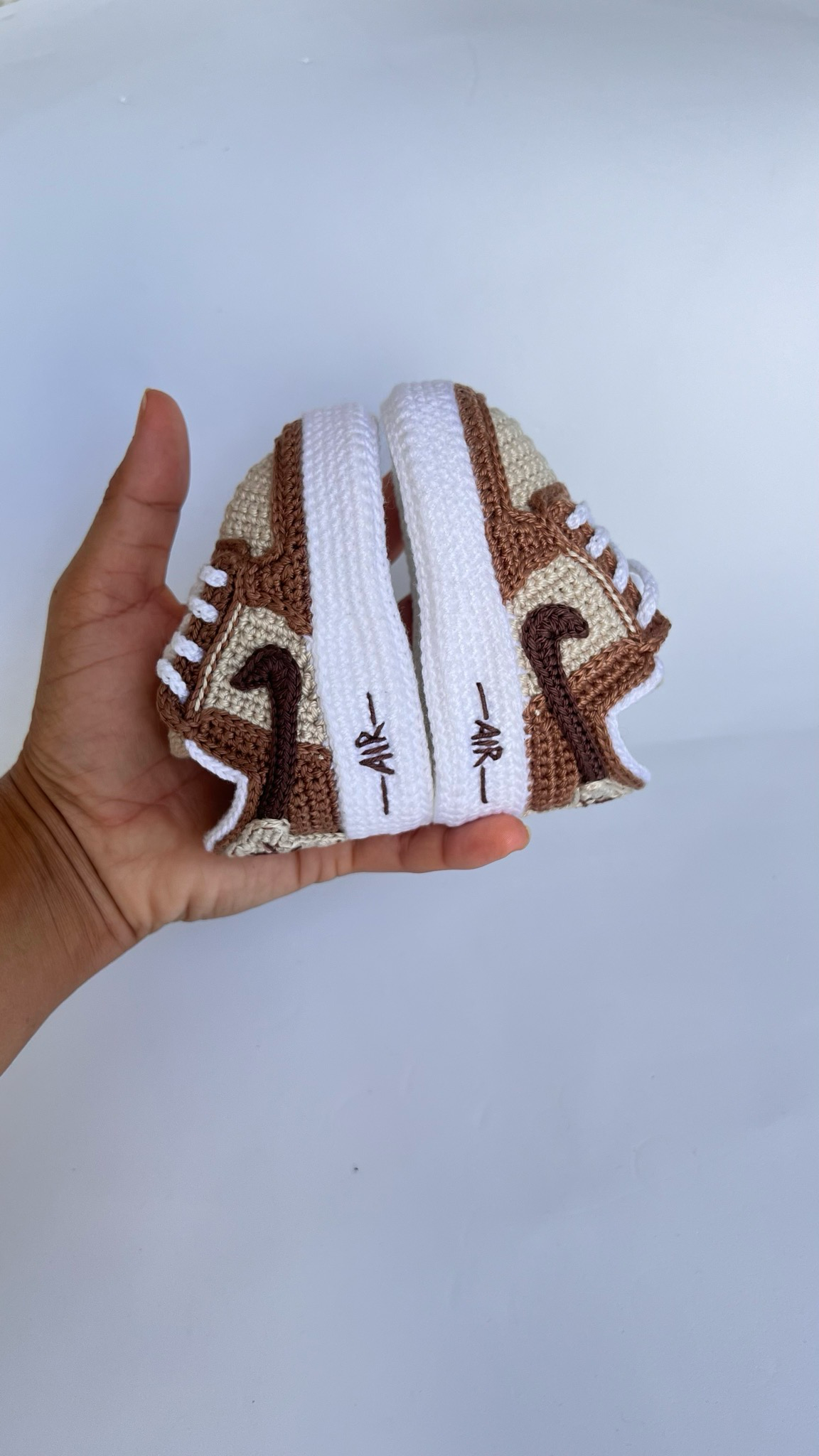 Sapatinho Baby Air Force Style em Crochê | Estilo e Conforto para Bebês - Imagem 2