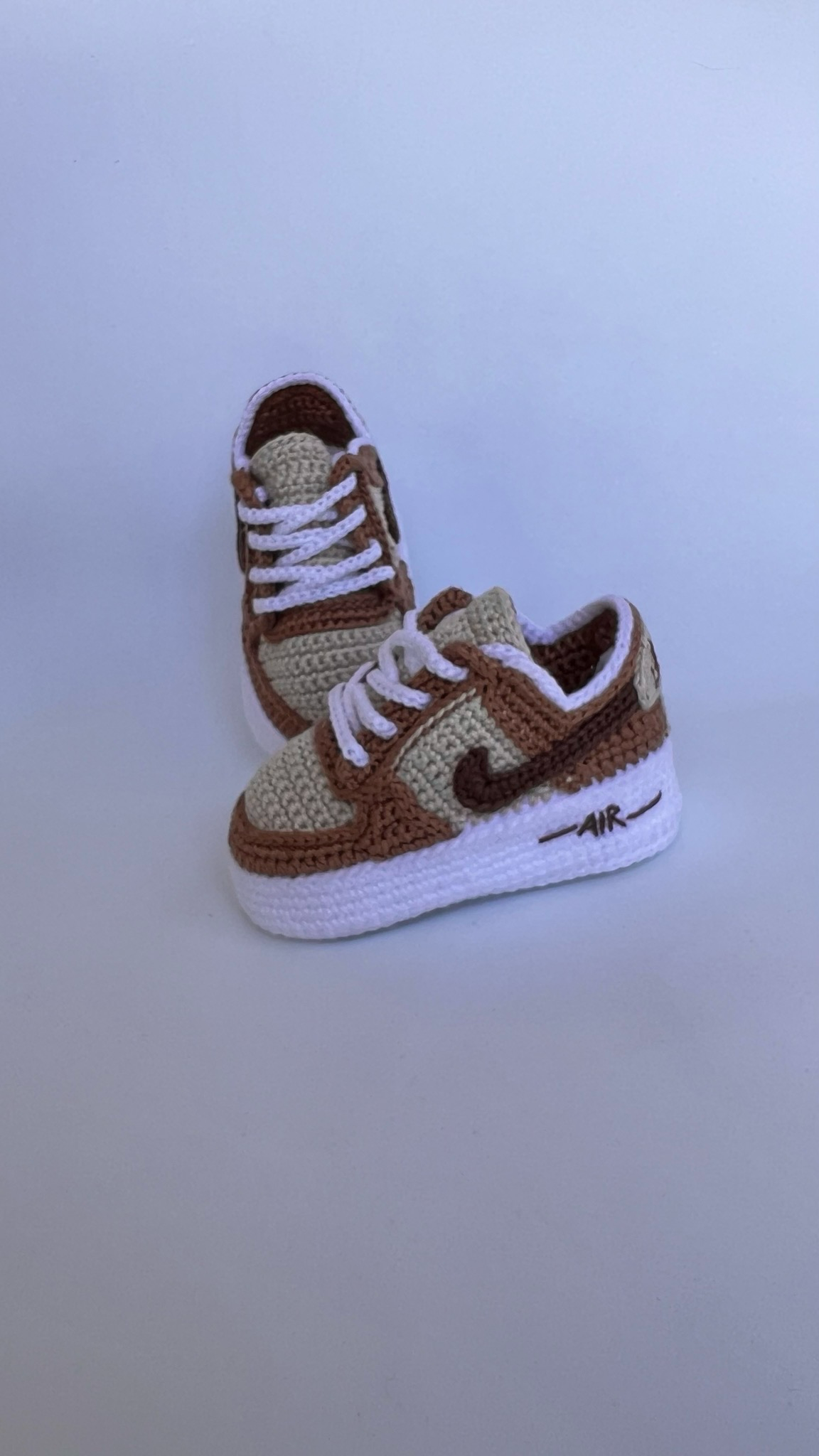 Sapatinho Baby Air Force Style em Crochê | Estilo e Conforto para Bebês