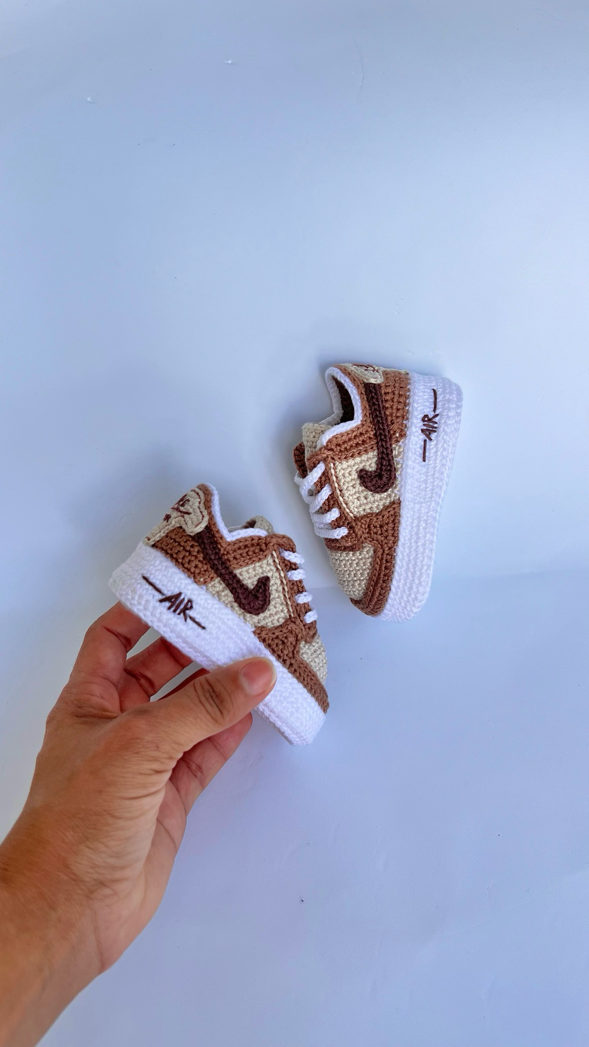 Sapatinho Baby Air Force Style em Crochê | Estilo e Conforto para Bebês - Imagem 3