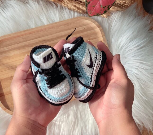 Sneaker Baby Jordan Blue em Crochê | Estilo Mini Sneaker para Bebês