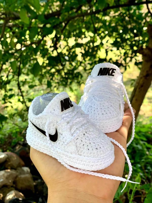 Sapatinho Baby Nike - White n Black | Delicadeza e Estilo para os Primeiros Passinhos