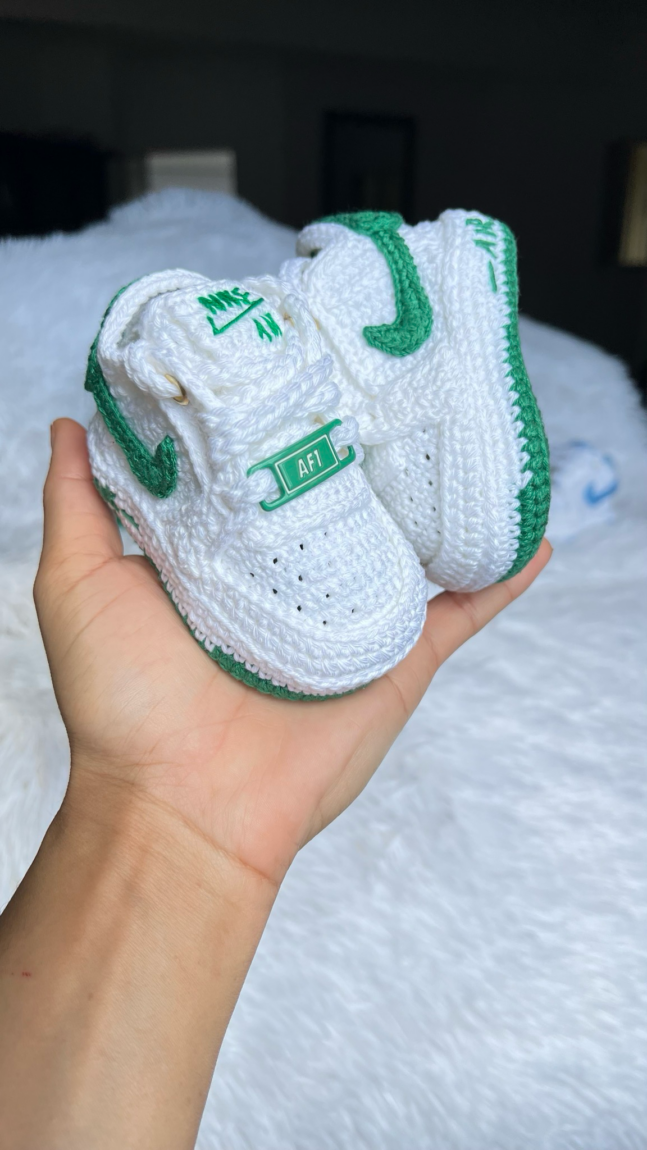 Tênis Baby Air Force Verde em Crochê | Estilo e Conforto para os Pequenos