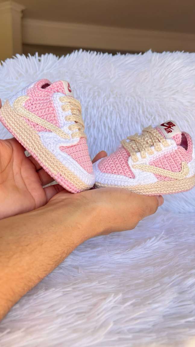 Tênis Baby Jordan 1 Low Rosa em Crochê | Mini Sneaker Estiloso para Bebês