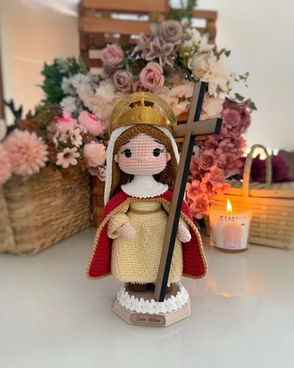 Santa Helena em Crochê | Santinha Artesanal de Fé, Sabedoria e Proteção