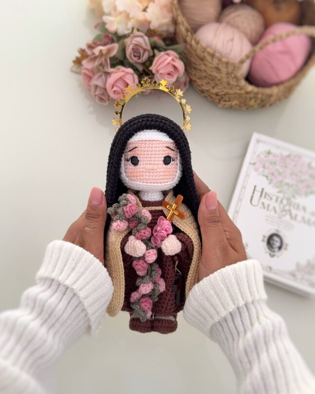 Santa Teresinha em Crochê | Peça Artesanal de Fé, Carinho e Devoção