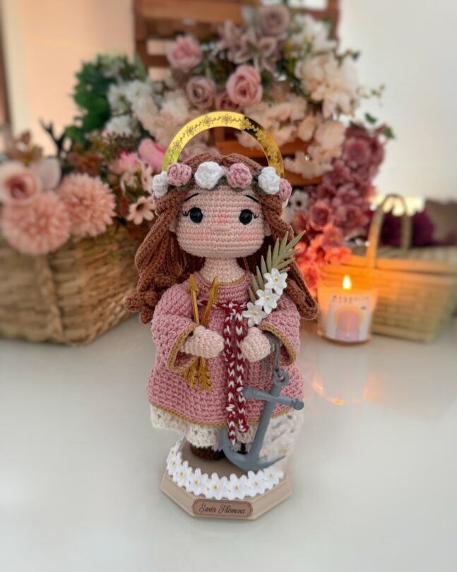 Santa Filomena em Crochê | Santinha Artesanal de Fé, Coragem e Devoção