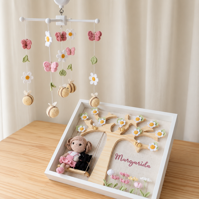 Combo Colmeia Encantada | Quadro Porta Maternidade Personalizado + Móbile de Abelhinhas com Flores